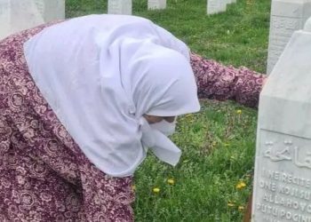 Nana Fata smogla snage: Na Dan šehida otišla u Potočare, gdje su ukopani njeni najmiliji