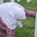Nana Fata smogla snage: Na Dan šehida otišla u Potočare, gdje su ukopani njeni najmiliji