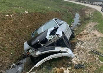 Automobil potpuno skršen: Vozač izgubio kontrolu nad automobilom i sletio u kanal