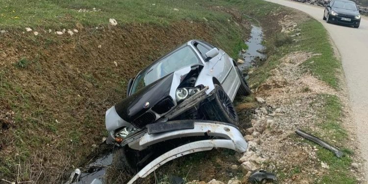 Automobil potpuno skršen: Vozač izgubio kontrolu nad automobilom i sletio u kanal