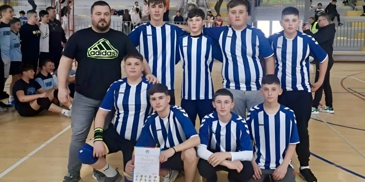 Učenici škole “dr. Ibrahim Bakić” iz Ljeskove osvojili drugo mjesto na okružnom takmičenju u odbojci