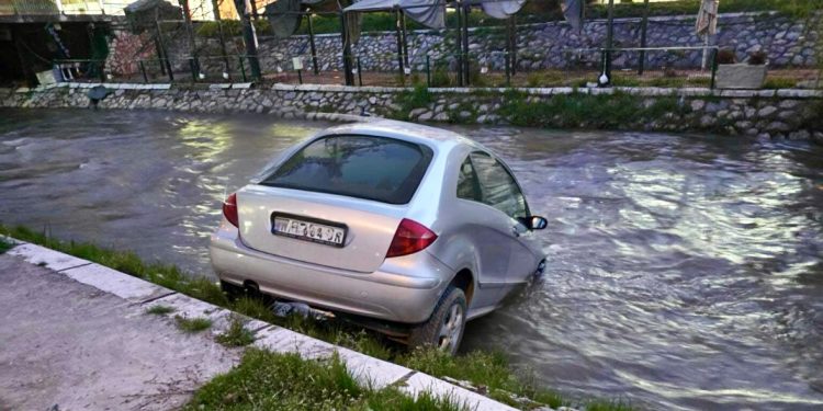 /VIDEO/ Novi Pazar: Auto završio u rijeci Raški – žena zaboravila da povuče ručnu kočnicu