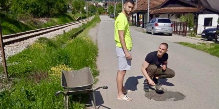 SANDŽAK: GEST VRIJEDAN POŠTOVANJA – MOMCI IZ RAKONJA SAMI KRPE RUPE U NASELJU