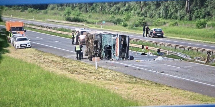 Balkan: Teška saobraćajna nesreća – Autobus smrskan, ima poginulih i povrijeđenih