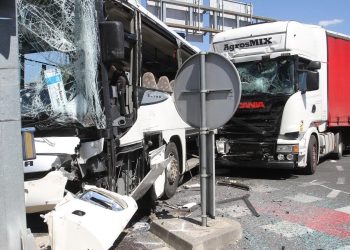 Teška saobraćajna nesreća: Sudar šlepera i autobusa, više osoba povrijeđeno