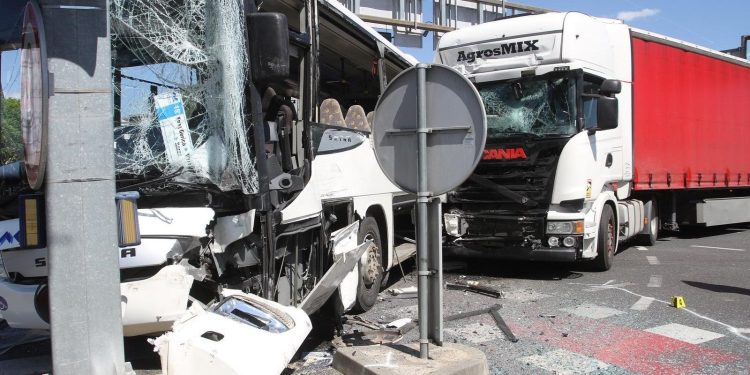 Teška saobraćajna nesreća: Sudar šlepera i autobusa, više osoba povrijeđeno