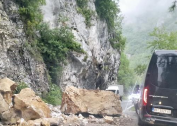 Sandžak: Tragedija izbjegnuta za dlaku – Obrušile se stijene, odroni blokirali saobraćaj