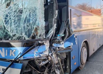 Težak sudar u Sandžaku: Kamion i autobus se sudarili, nema teže povrijeđenih
