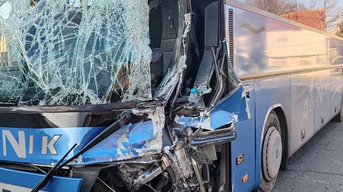 Težak sudar u Sandžaku: Kamion i autobus se sudarili, nema teže povrijeđenih