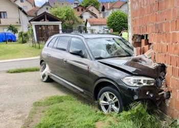 Teška saobraćajna nesreća u Novom Pazaru: BMW se zakucao u kuću, dvije osobe povrijeđene