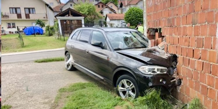 Teška saobraćajna nesreća u Novom Pazaru: BMW se zakucao u kuću, dvije osobe povrijeđene