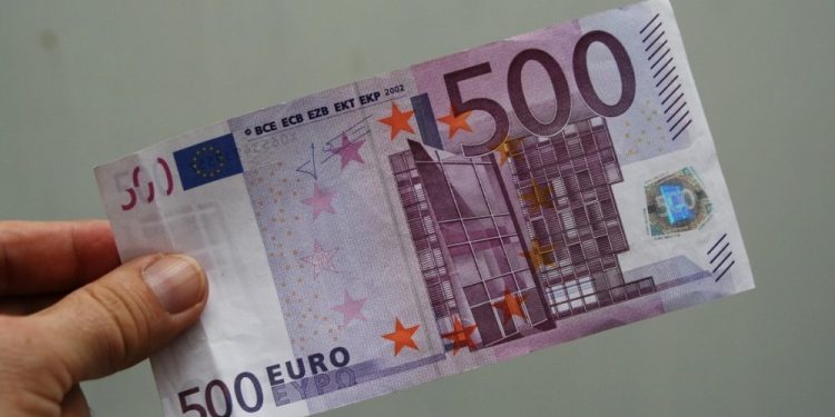 Lažni poklon na svadbi: Dao 500 lažnih eura i uzeo 300 kusura