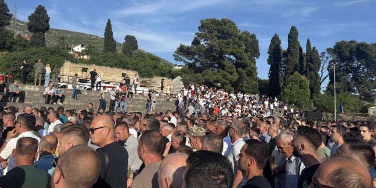 Tuga preplavila Mostar: Ispratili Dalilu, Enisa i Almina na vječni počinak