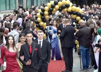 /VIDEO/ Tutin ispratio maturante, svečanom šetnjom i maturskim večerima zaokružili školske dane