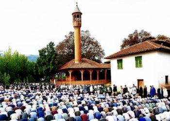 /VIDEO/ Bijelo Polje svjedok povratka tradiciji: Nakon 81 godinu, vjernici klanjali bajram-namaz na temeljima Hadžidanušine džamije