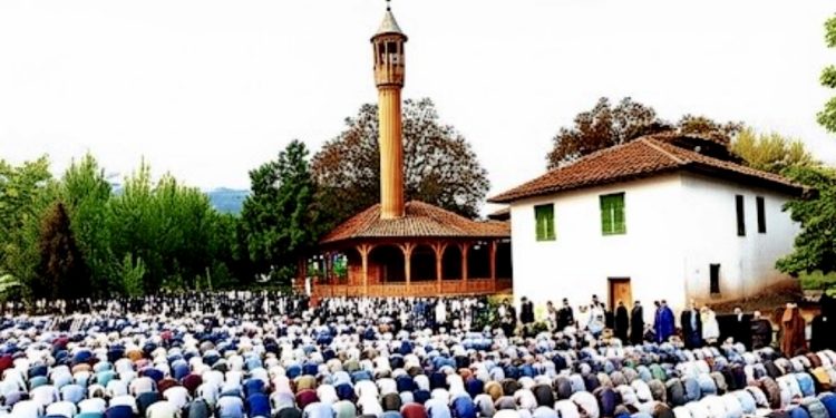 /VIDEO/ Bijelo Polje svjedok povratka tradiciji: Nakon 81 godinu, vjernici klanjali bajram-namaz na temeljima Hadžidanušine džamije