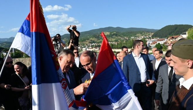 Dodik vezao zastave na mostu Mehmed-paše Sokolovića, govorio o oslobađanju Sarajeva…