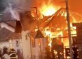 /VIDEO/ Veliki požar u Priboju: Kuća potpuno izgorela, vatra zahvatila i okolne objekte