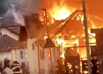 /VIDEO/ Veliki požar u Priboju: Kuća potpuno izgorela, vatra zahvatila i okolne objekte
