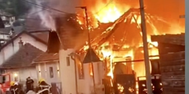 /VIDEO/ Veliki požar u Priboju: Kuća potpuno izgorela, vatra zahvatila i okolne objekte