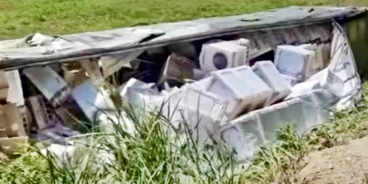 /VIDEO/ Srbija: Prevrnuo se kamion pun veš mašina