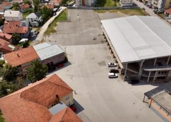 /VIDEO/ Tutin se priprema za ljetnu gužvu: Dvorišta škola dostupna za parkiranje