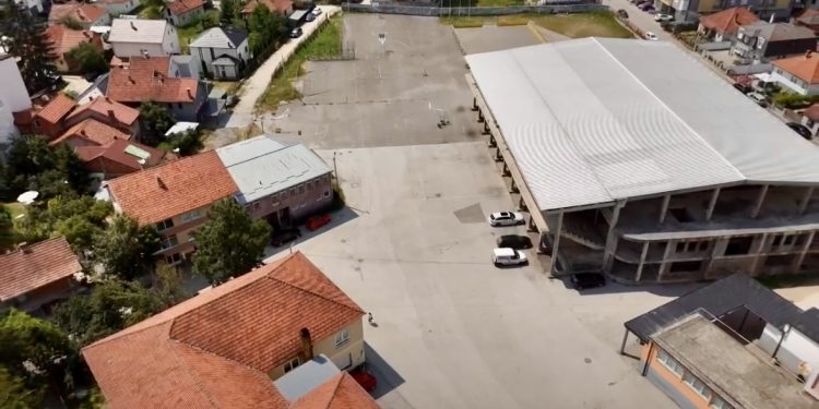 /VIDEO/ Tutin se priprema za ljetnu gužvu: Dvorišta škola dostupna za parkiranje