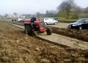 /VIDEO/ Građani uporno koristili njegovu njivu kao parking, on je upozoravao ali uzalud: Uzeo traktor i preorao sve oko njih!