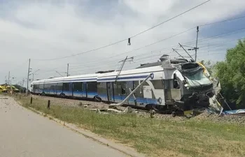 TRAGEDIJA – Kamion udario u putnički voz, vozač preminuo, više osoba povrijeđeno