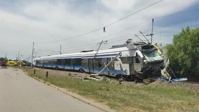 TRAGEDIJA – Kamion udario u putnički voz, vozač preminuo, više osoba povrijeđeno