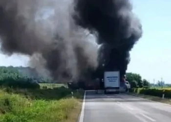 STRAVIČNA NESREĆA KOD BANOVACA: Kamioni se sudarili i zapalili, jedna osoba poginula