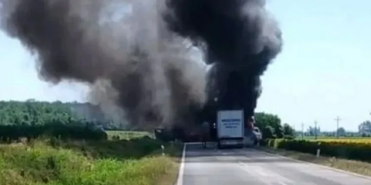 STRAVIČNA NESREĆA KOD BANOVACA: Kamioni se sudarili i zapalili, jedna osoba poginula