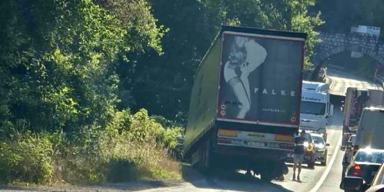 Sandžak: Prikolica šlepera se otkačila i sletjela s puta – izbjegnuta tragedija!