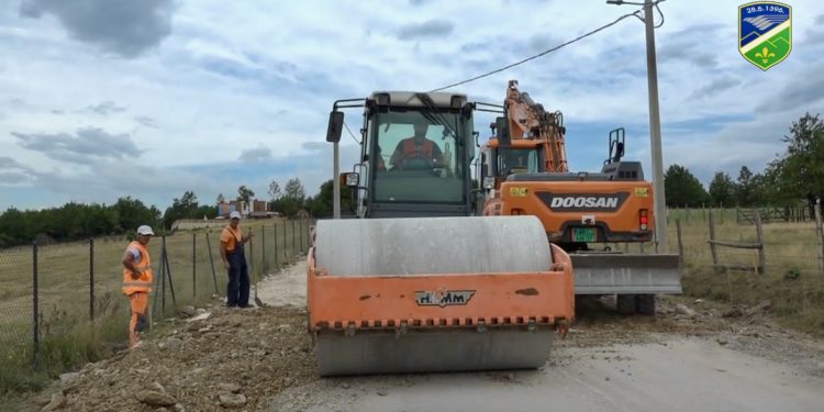 /VIDEO/ Rekonstrukcija puta prema Amirovim Stanovima u punom jeku, predsjednica Kučević obišla radove