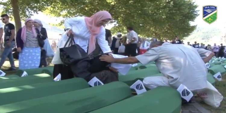 /VIDEO/ Građani Tutina prisustvovali kolektivnoj dženazi u Srebrenici u organizaciji Opštine Tutin