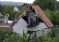 /VIDEO/ Automobil završio na krovu štale nakon što je udario dijete na trampolinu: Četvero djece povrijeđeno
