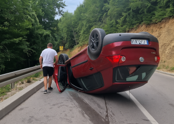 Saobraćajna nesreća kod Tutina: Automobil završio na krovu, dvojica mladića lakše povrijeđena