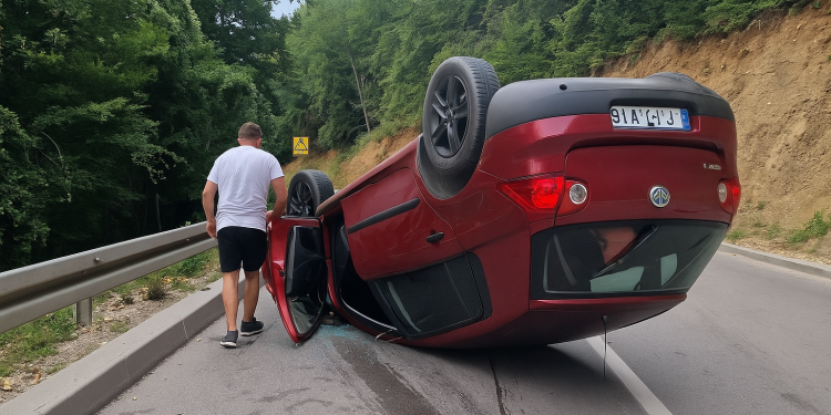 Saobraćajna nesreća kod Tutina: Automobil završio na krovu, dvojica mladića lakše povrijeđena