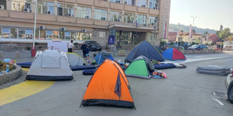 Nastavljena blokada kružnog toka u Novom Pazaru: Građani odlučni u borbi za pravdu