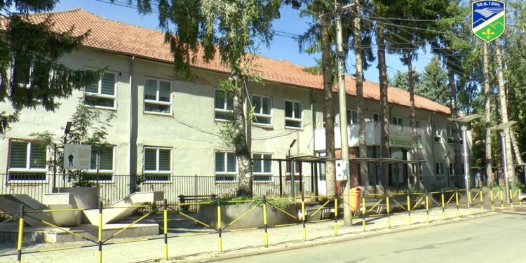/VIDEO/ Osnovne škole u Tutinu spremne za početak nove školske godine
