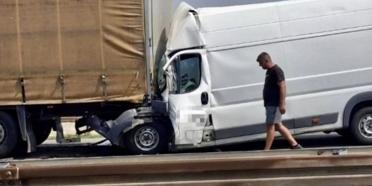 Teška saobraćajna nesreća kod Lozovičke česme – vozač kombija teško povrijeđen