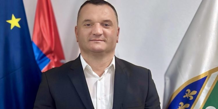 VELIKA POBJEDA ZAKONA U TUTINU: SUD PONIŠTIO NEZAKONITU SMJENU NAČELNIKA MUAMERA MAVRIĆA 2024 GODINE!