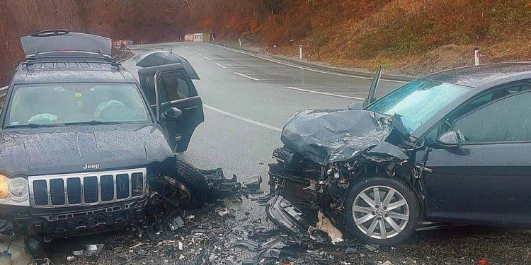 Teška saobraćajna nesreća kod Bijelog Polja: Više povrijeđenih u sudaru „Jeepa“ i „Golfa 7“