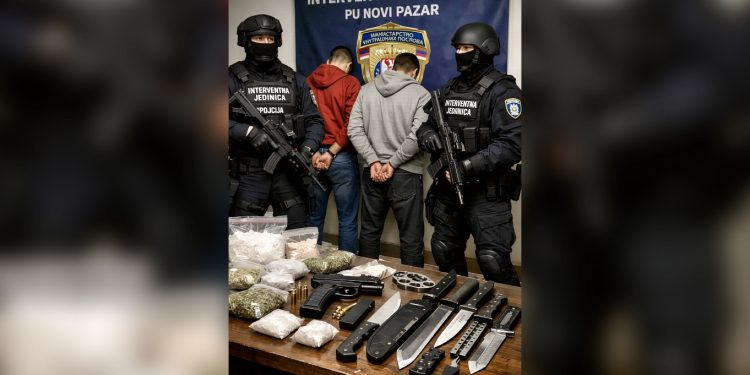 Interventna jedinica PU Novi Pazar zaplijenila oružje i drogu, uhapšeno sedam osoba