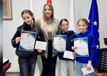 /VIDEO/ Zlatne atletičarke Atletskog kluba Tutin na prijemu kod predsjednice opštine Selme Kučević