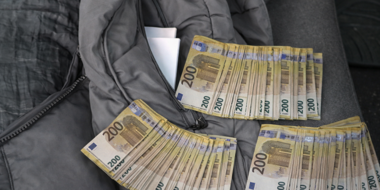 Krio 60.000 eura u jakni: Na granici platio 13.200 eura kazne