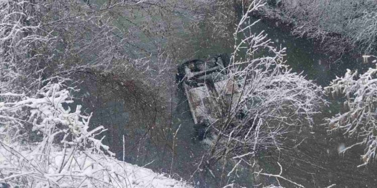 Drama kod Bijelog Polja: Automobil s četiri žene sletio u rijeku, brza reakcija mještana i vatrogasaca spriječila tragediju