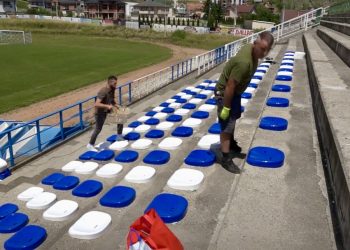 /VIDEO/ Tutin: Na gradskom stadionu počelo postavljanje novih stolica na tribinama