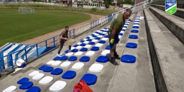 /VIDEO/ Tutin: Na gradskom stadionu počelo postavljanje novih stolica na tribinama