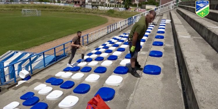 /VIDEO/ Tutin: Na gradskom stadionu počelo postavljanje novih stolica na tribinama